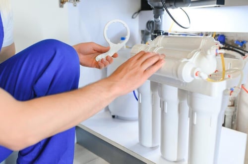 plumber-change-water-filter_255667-59293 (1)